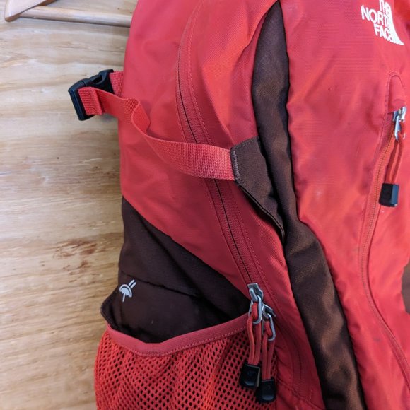 The North Face Tellus 25 Red Backpack Day Pack Hiking Camping Biking Outdoor - Picture 3 of 10